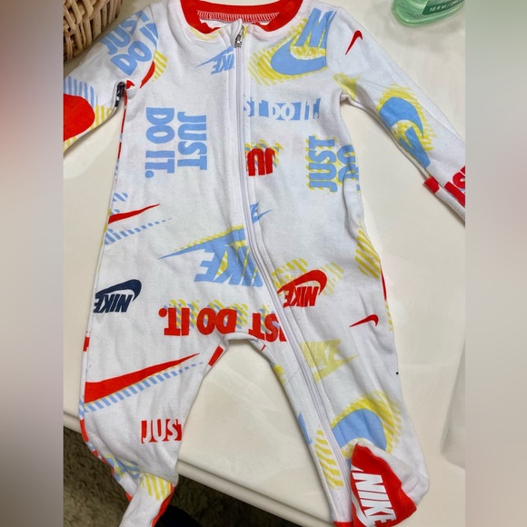 Nike Baby 3M Onesie Sleep and Play with Red Accents and close flap for hands New - Picture 6 of 12